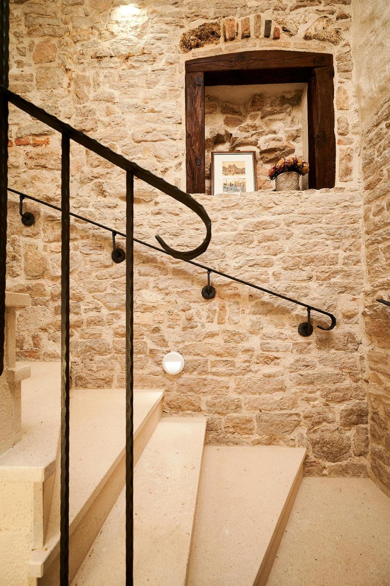 Rustic Sv Frane In The Old Town Apartment