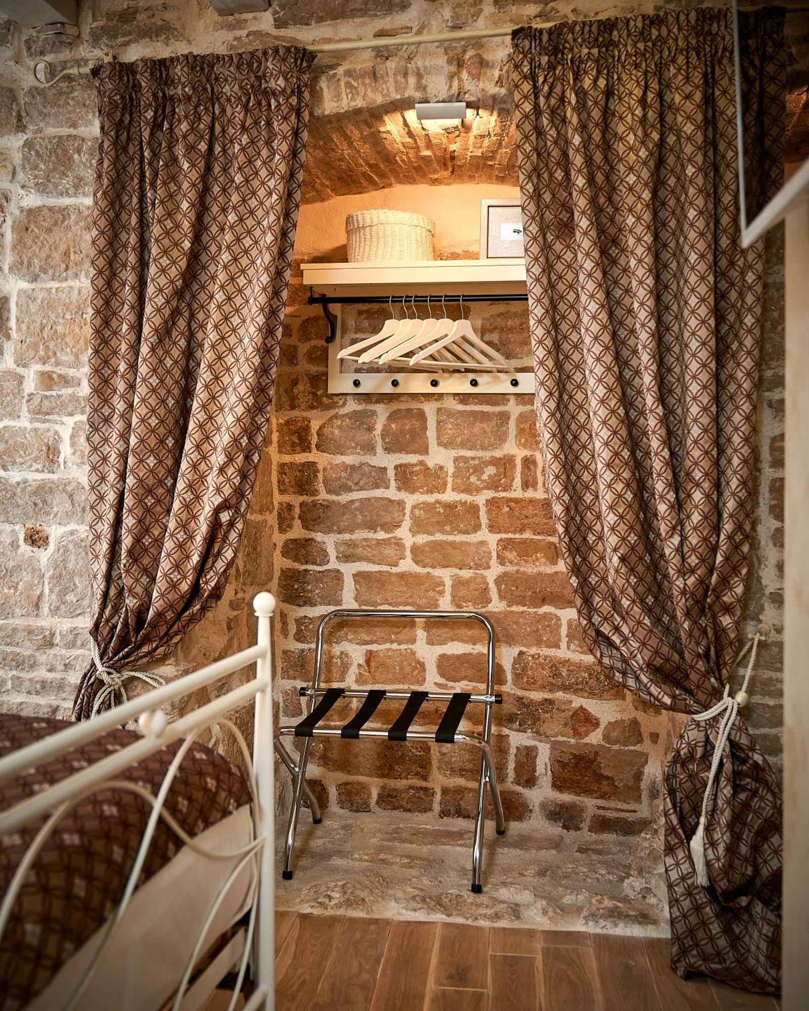 Rustic Sv Frane In The Old Town Apartment